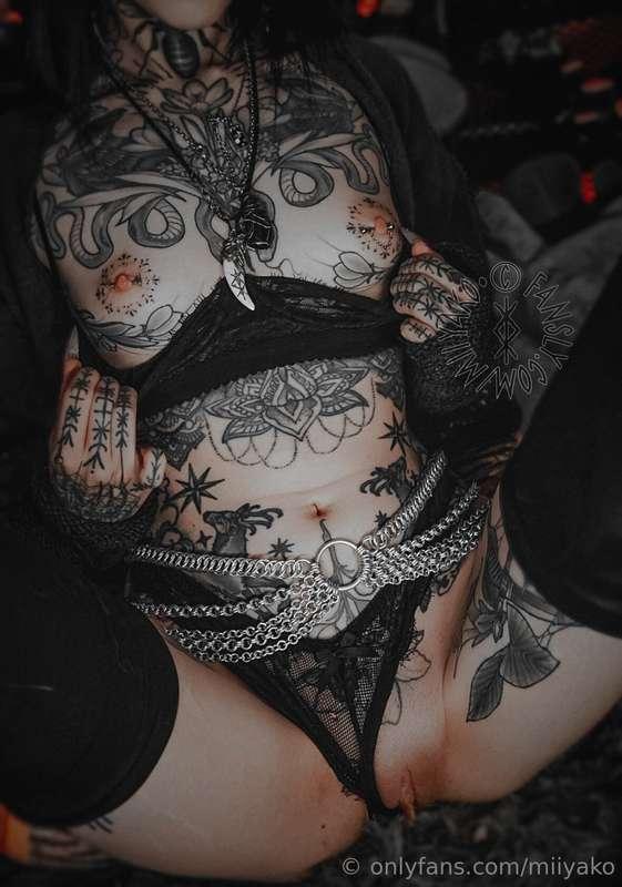 How much do you think my tiny body could handle?👅🖤