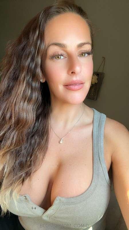 ☀️ Hey you... yes, you 😉 ☀️It’s @blondemom_com , and I’ve go..