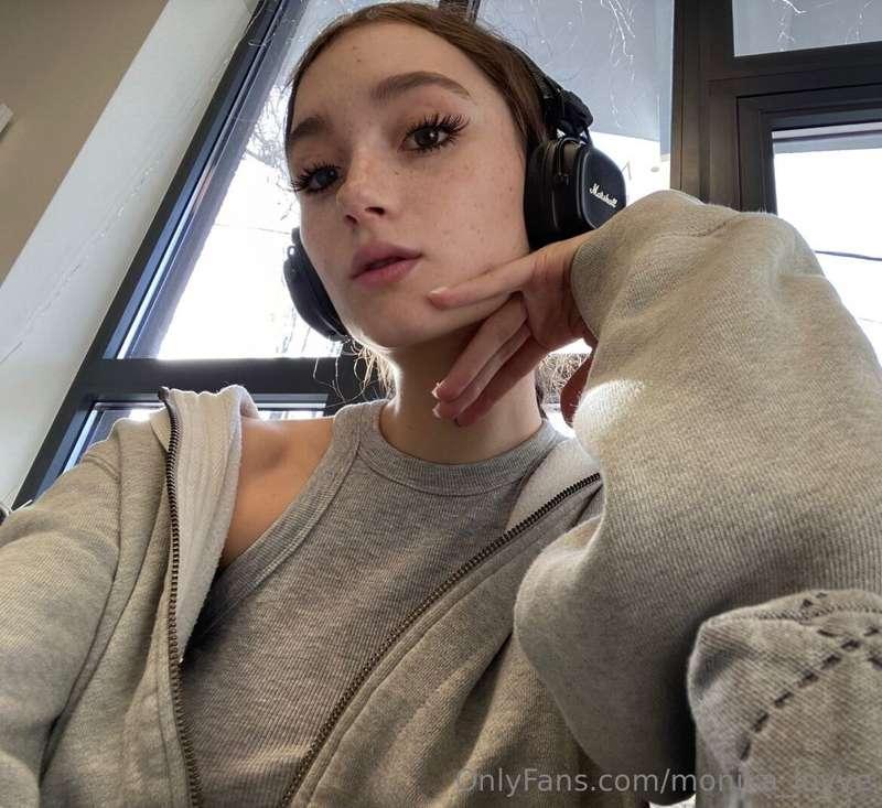 ## 🔥🔥🔥 GAMER GIRL🔥🔥🔥

Her @sara_do tight huge ass needs your..