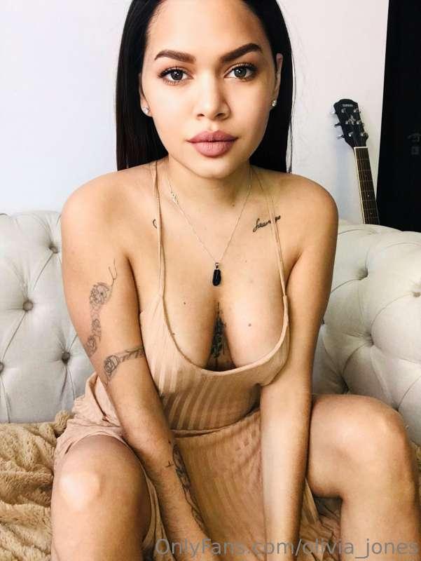 Do you like what you see?😈😈 what caught your attention first..