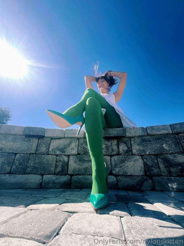 Go Birds 🦅!! 💚🏈🙌 Happy Sunday !! I layered two shades of gre..