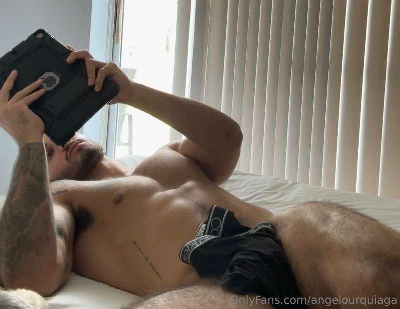Who guesses what he was looking at 😈
Mira todo sin censura e..