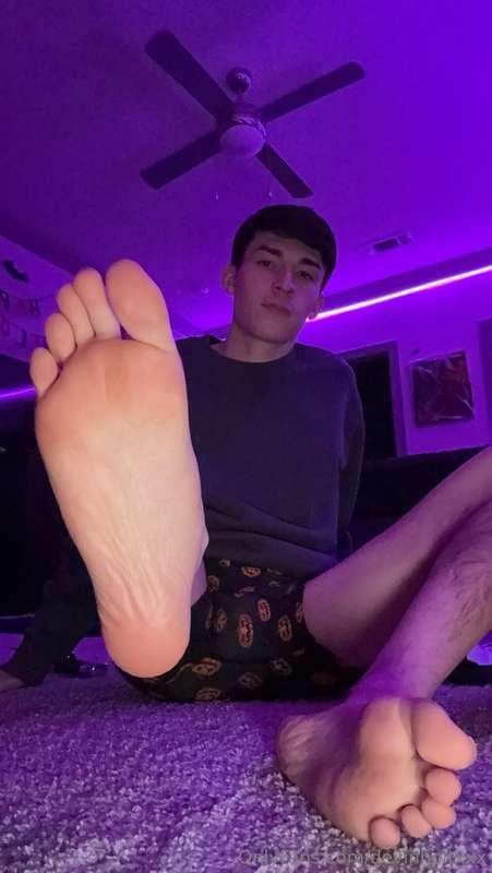 trick or treat, smell my feet 😝
