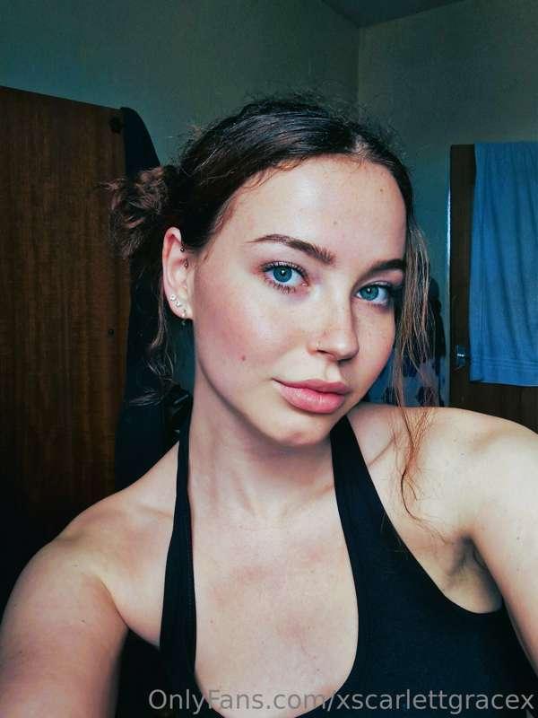 Look into my eyes... and tell me what you really think 💅😘