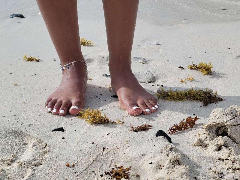 The sand makes my 👣 feel so warm ☺️❤️