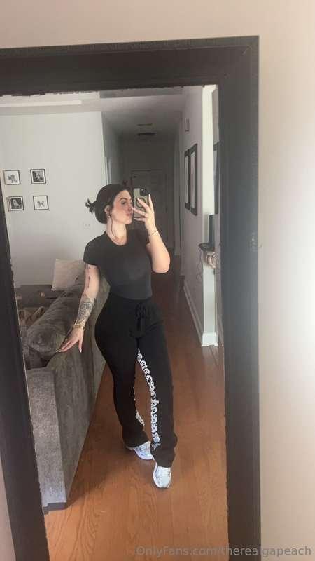 Missed me? Send your girl some love 🥰😉