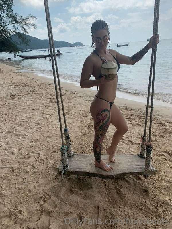 Beach vibes has me missing Thailand!! Here's a few pics from..