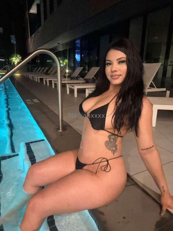 Poolside … and I can’t stop thinking about you babe 😏💦 DM "S..