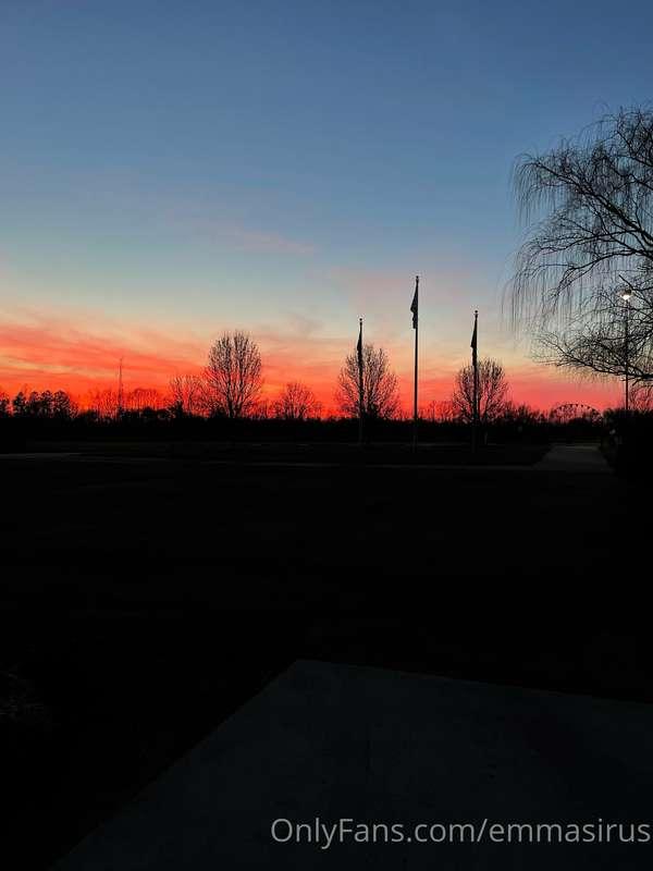 The sunset was so pretty that I had to share it with you. 🥰 ..