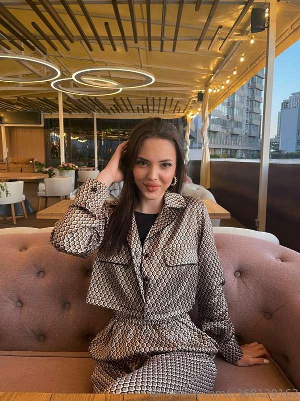 How often do you eat at the restaurant in the evenings? 😋 😋