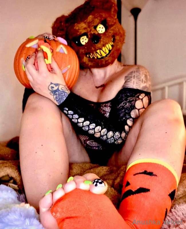 Hey there pumpkins, ready to smell My socks?! 🎃🧦