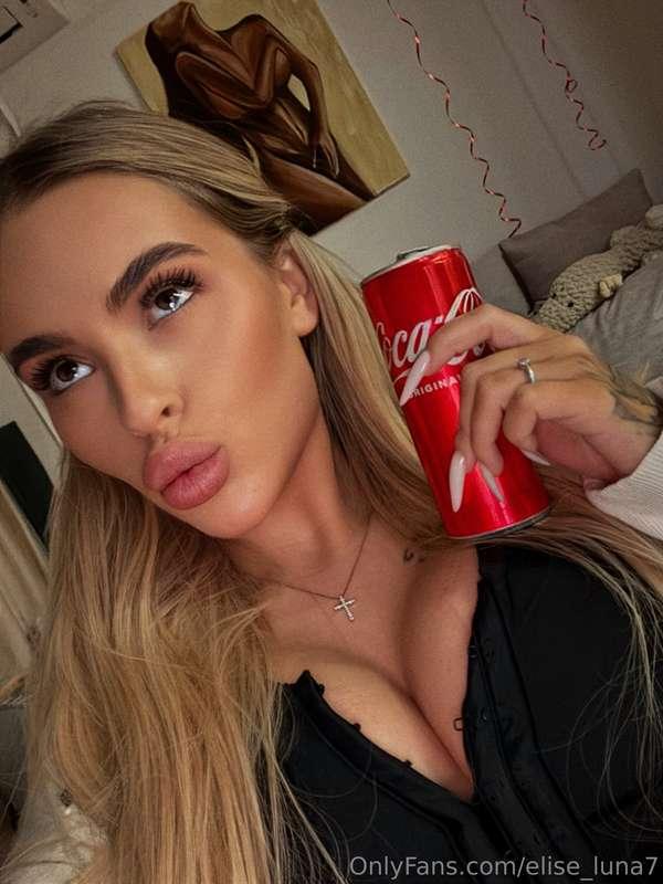 Cold Coke, hot body. Keeping the balance🔥