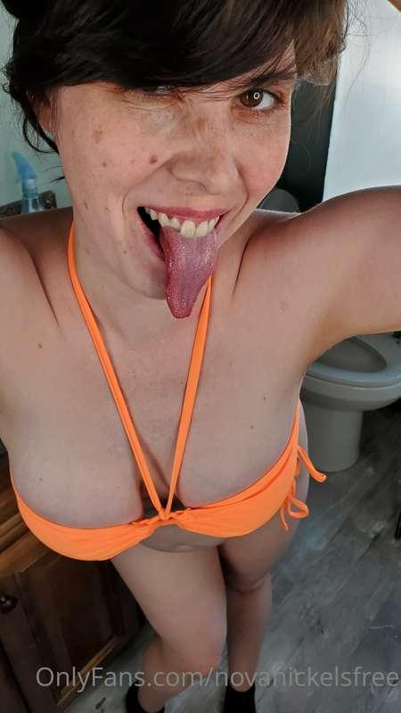 Do you love my new orange bikini 🧡 to see what's under join ..