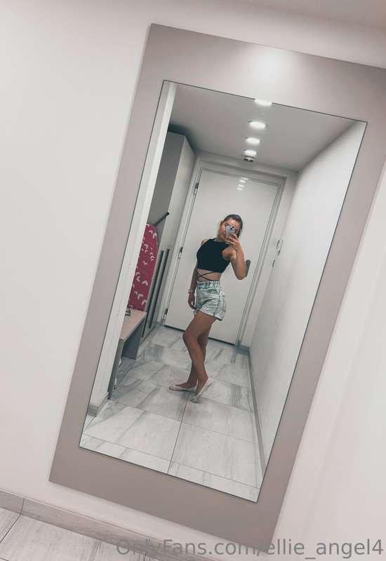 Hi, it's me, Ellie 👋. And I recently turned 18🥳. Will you jo..