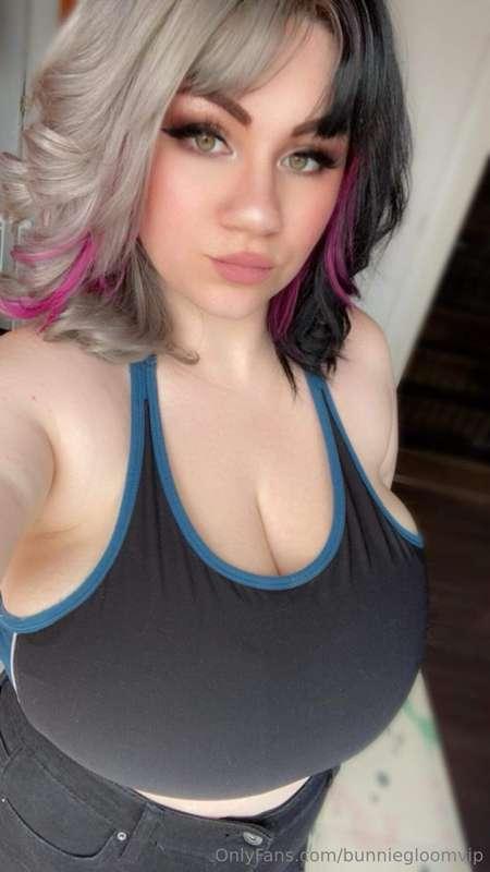 This sports bra is like the equivalent of mary poppins bag l..