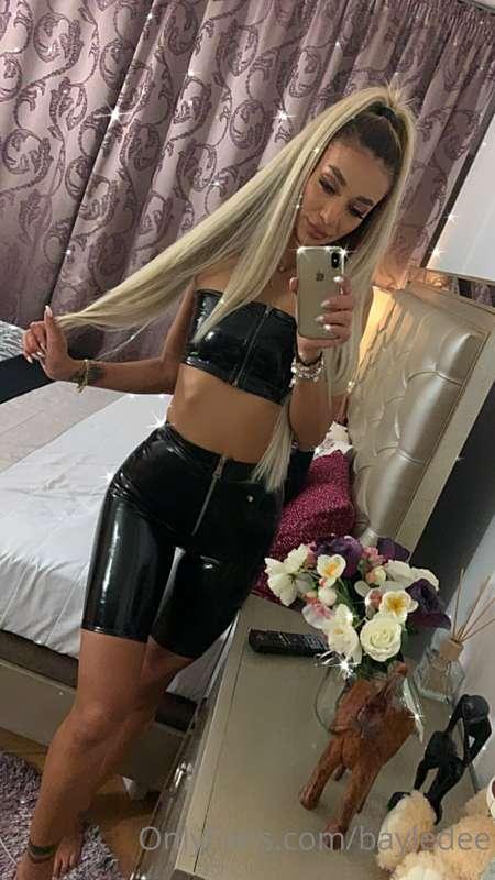 Do I look good in latex ? 😈😈