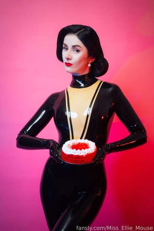 🥳🤩Today is my BIRTHDAY, I will be glad if you congratulate me with a tip🌸🌷

#fyp #latex #birthday #gloves #cake 
