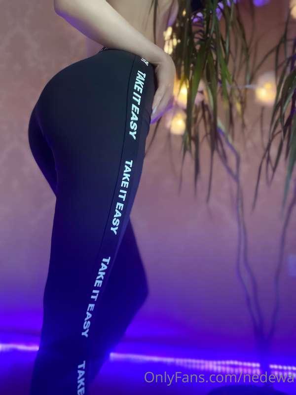 Fuck me in this tight leggings daddy 🤤