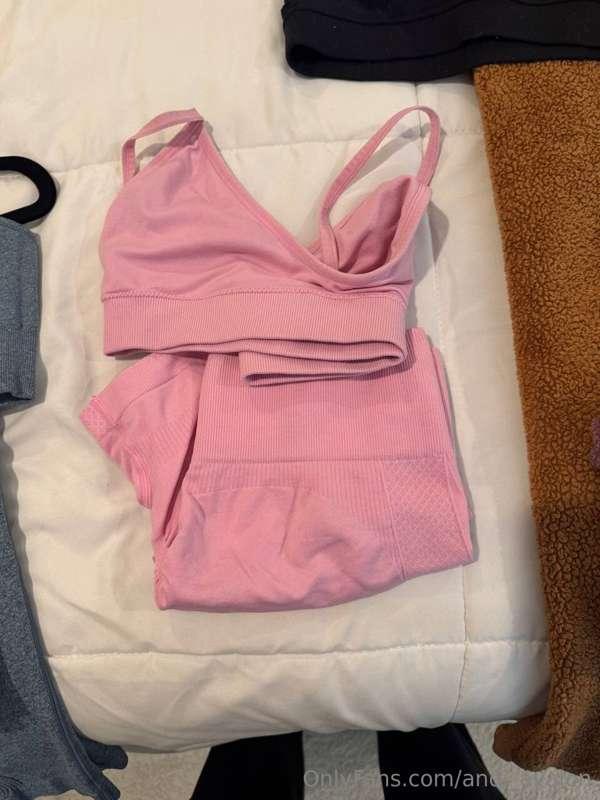 What kind of tracksuit should I wear for warm-up today? Choo..