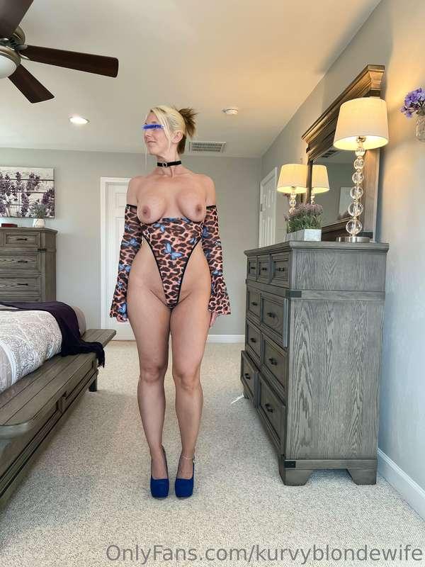 kurvyblondewife image #1