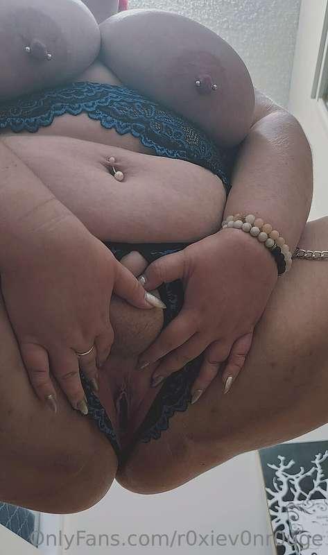 Bury your face in my fat and juicy pussy 👅