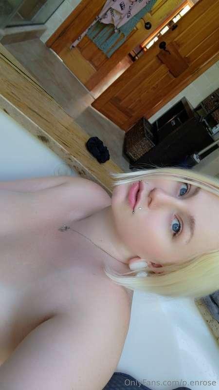 Some cute nude clips and pics from bath time 😘