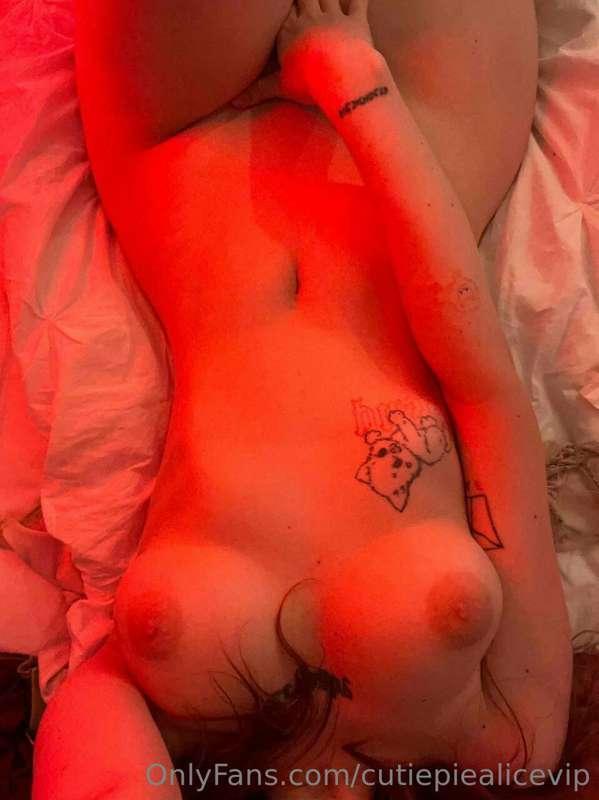 Red light, naked body ...✨✨ Have you taken your pants off ye..