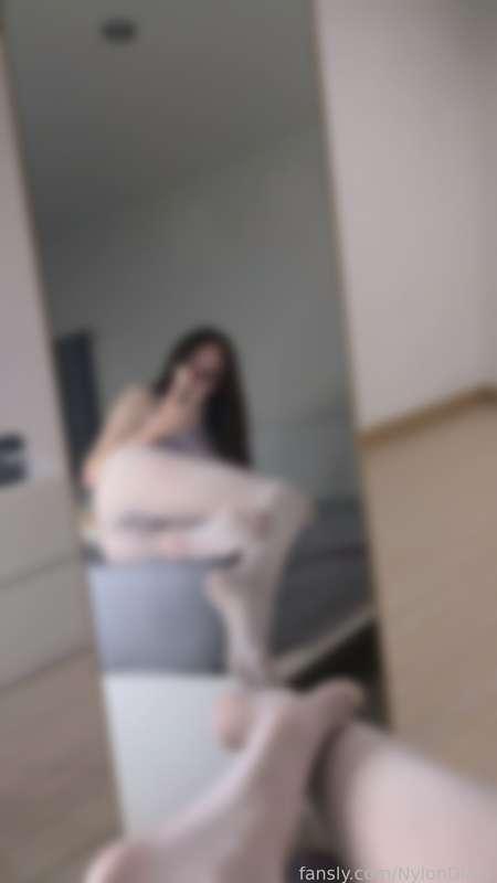 Nylon feet or nylon pussy? 🤍✨🤤

#pantyhose #nylons #fetish #selfie #nylonfeet #mirror #tights #pussy #fyp #butt