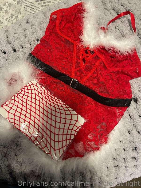 Comment ideas on what I should film in my sexy Christmas lin..
