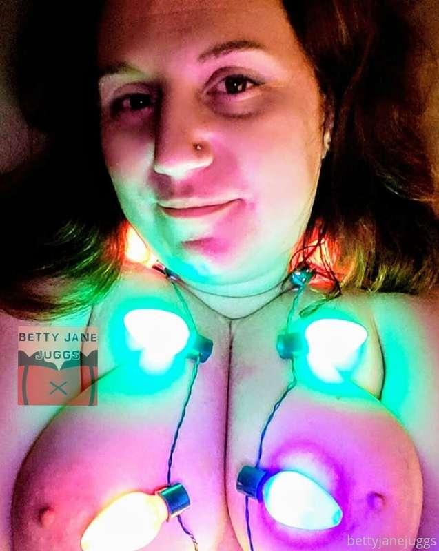A little Christmas decor for Titty Tuesday! 🎄🎁🎀