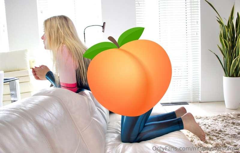 Cosplay Slut in Doggystle Position 🍑 What would you do?? 👀