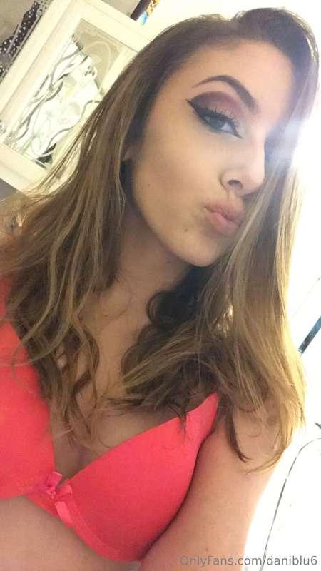 Your baby girl needs a morning kiss 💋