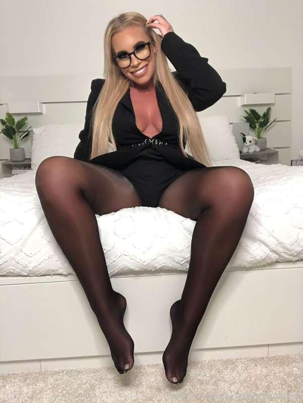 Good morning!! Suitable business attire?? 🖤