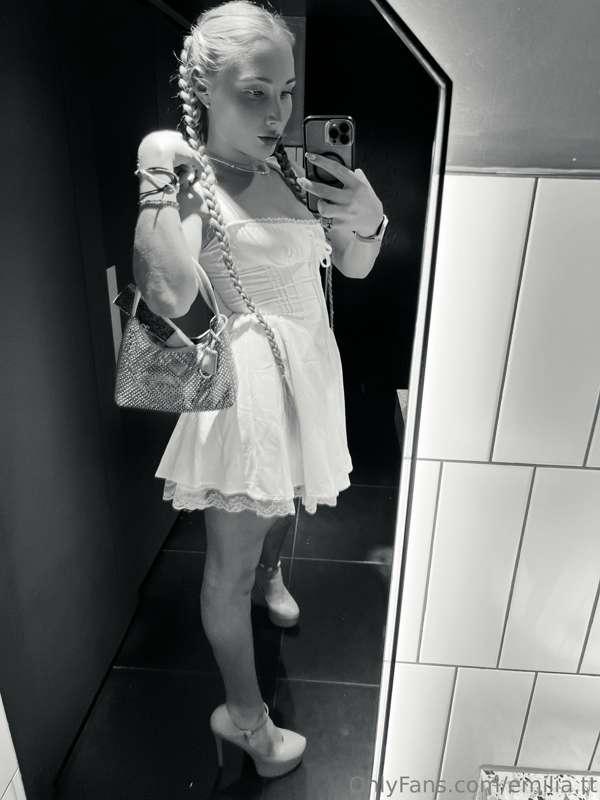 Let's go shopping together today to enjoy each other's compa..