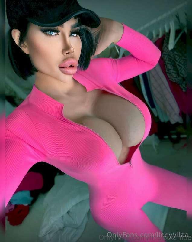 Oooh so sexy…💦🔞 @missxxchloe has something really wet and de..