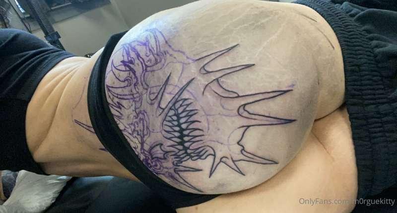 getting my booty tatted 😈 ofc youll get to see the final res..