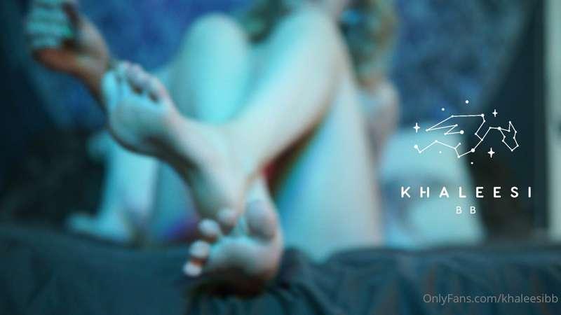 ➡️➡️➡️ for unblurred Leesi feeties