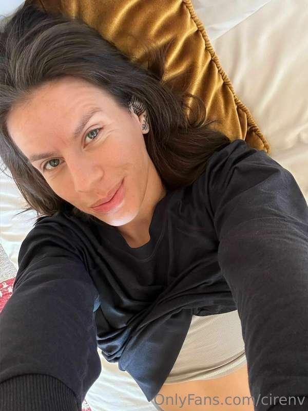 This bed is so cozy. Perfect for getting naughty 😈.