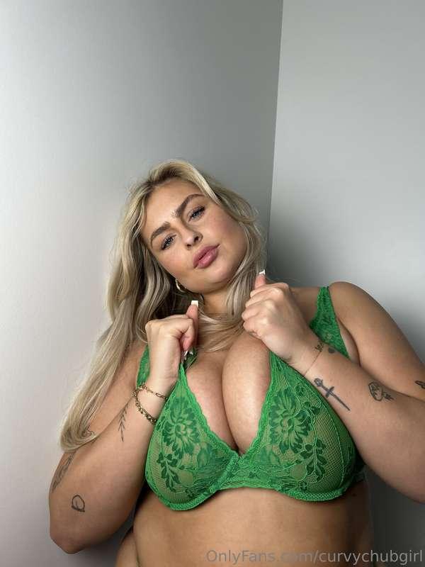 Do you think your 🍆 fits in between?🍈🍈