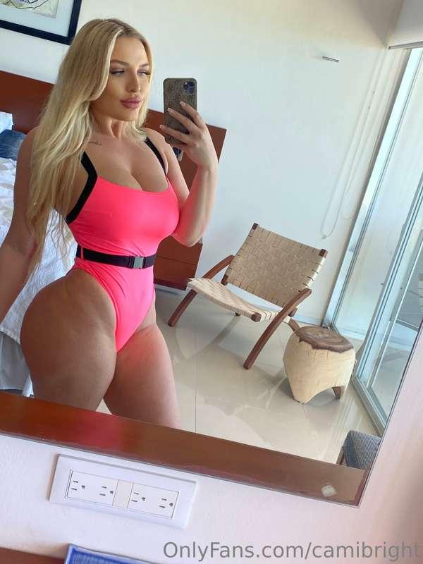 Have some hard hotel room fun before going to the beach ? 🏖 ..