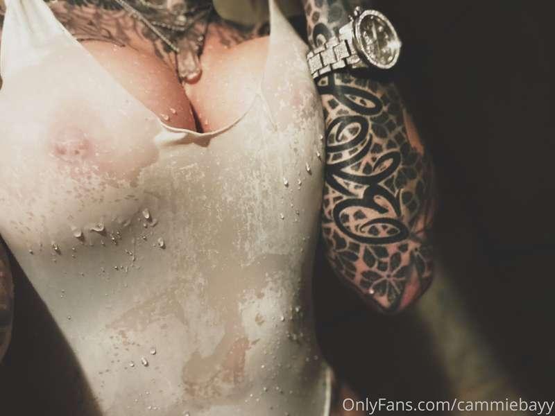 Shower peeks🤍  Always the hottest water possible.  👇🏼👇🏼👇🏼👇🏼👇..