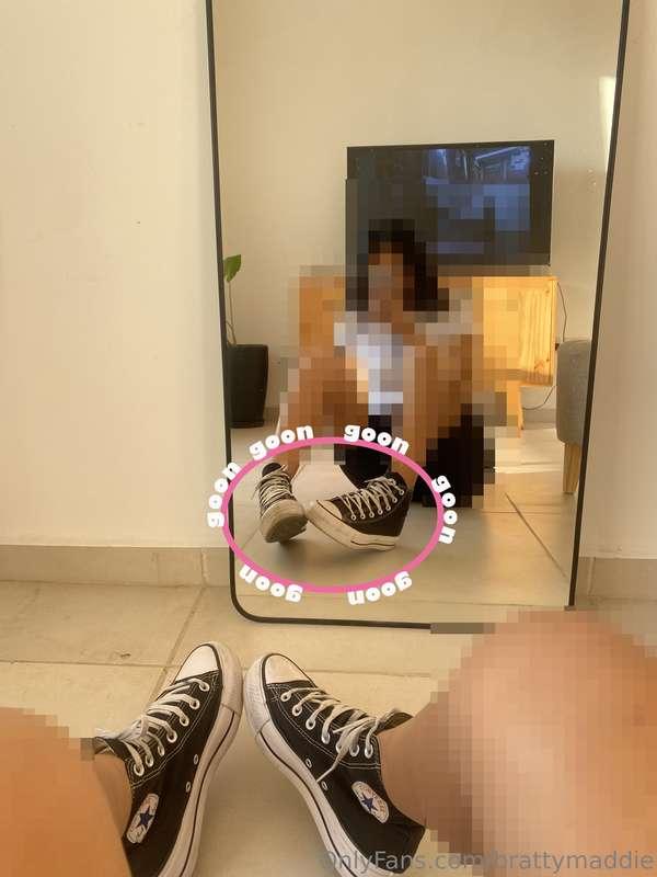 drooling over mi converse 🤏