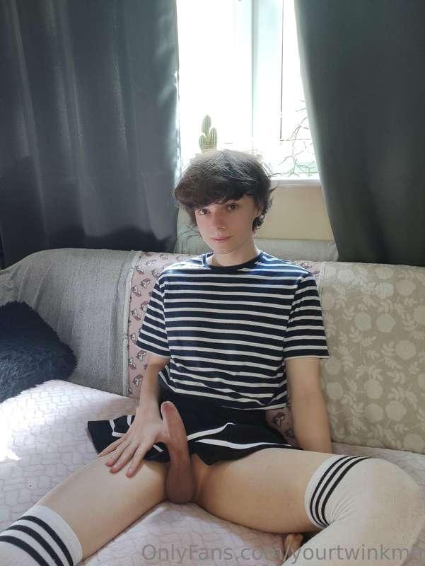 Happy femboy with his cock out :3 enjoy your weekend cuties ..
