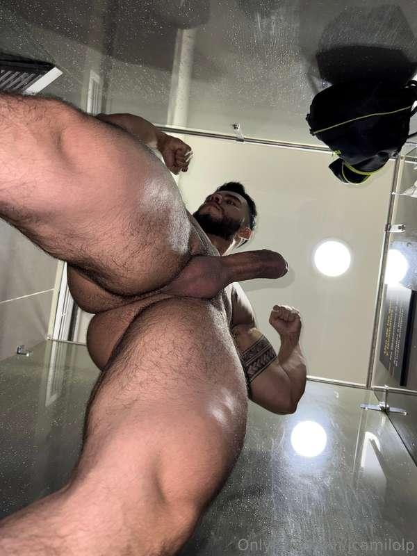 Lo dura que se pone mi polla después de entrenar. Se me sube..
