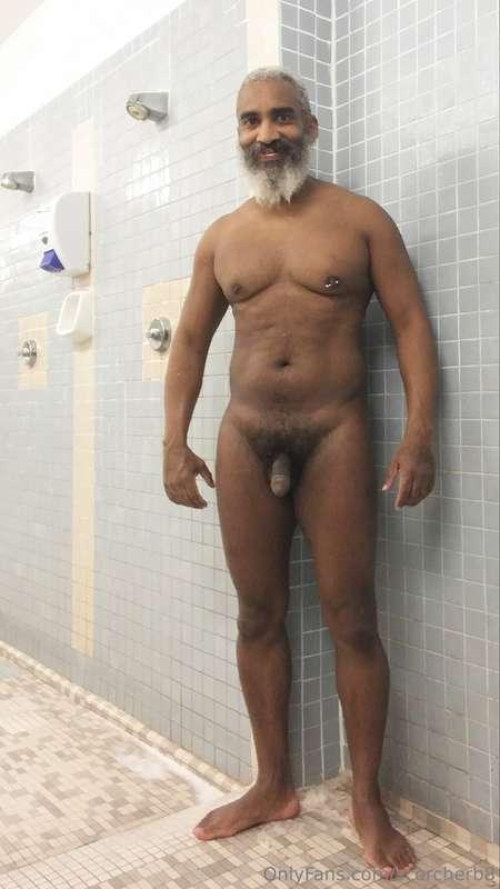 Shower Sunday!  #beard #musculardaddy #gay #feet #gaycruisin..