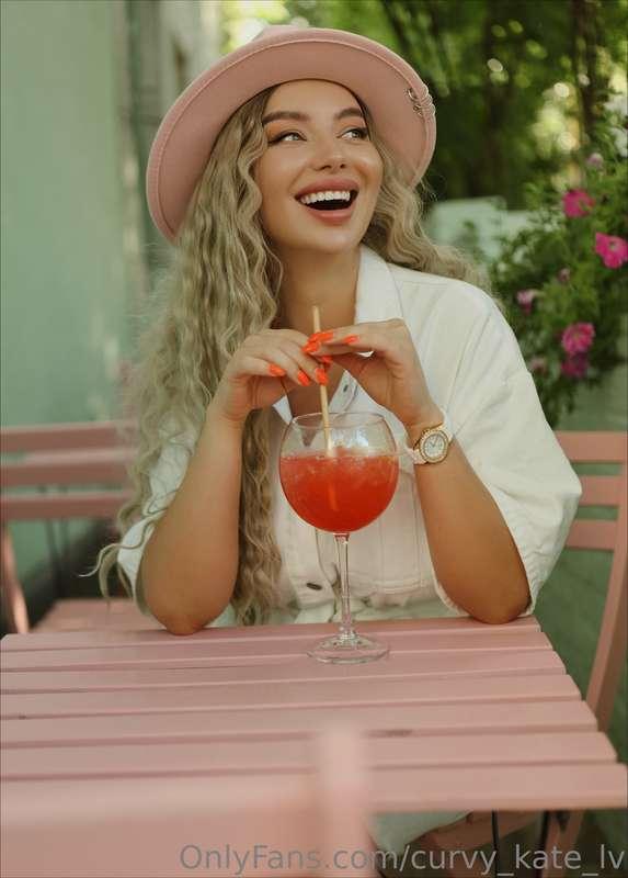 Hey my dear fans ❤️‍🔥 The sweet lady is drinking a sweet coc..