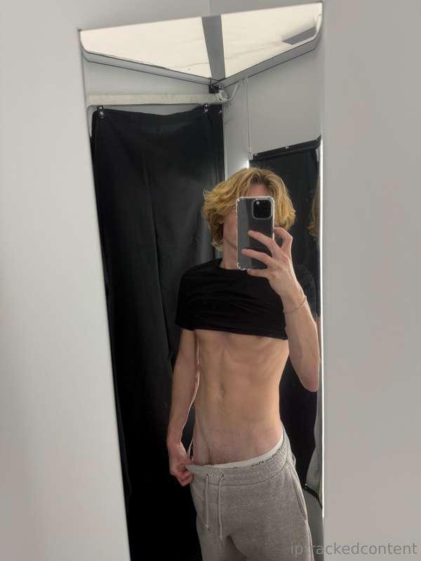 fit room vibes. we should go shopping together 😋