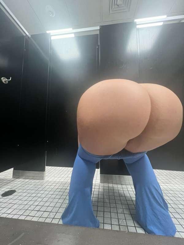 Acting like a mega slut at the movies 🥵