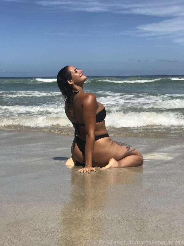 I love going to the beach 💙💦 You should apply me some lotion..