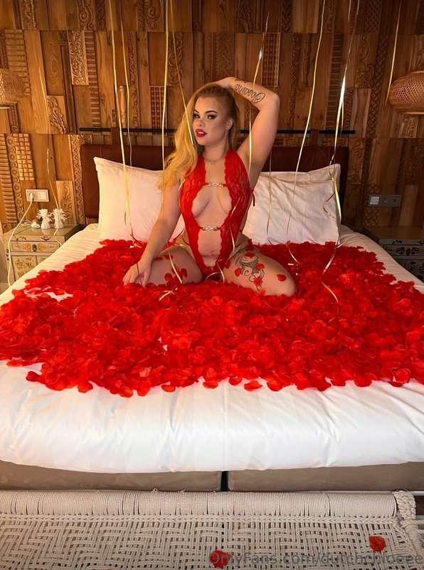 Love to being a sexy dutch nurse that travel the world. Maki..